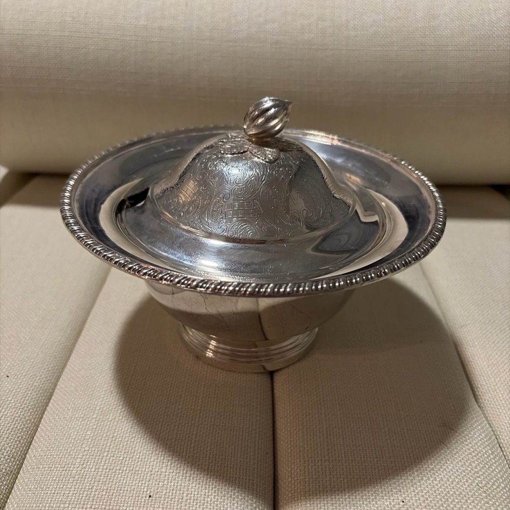 W.M.‎ Rogers silver-plated lidded serving dish with glass insert